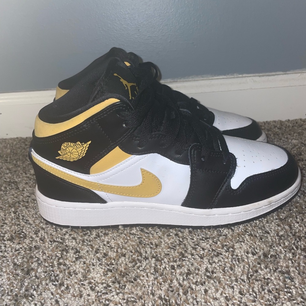 Air Jordan 1 Mid GS ‘Black University Gold’